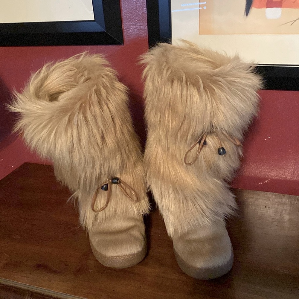 OSCAR Sport Fur boots.Like NEW!